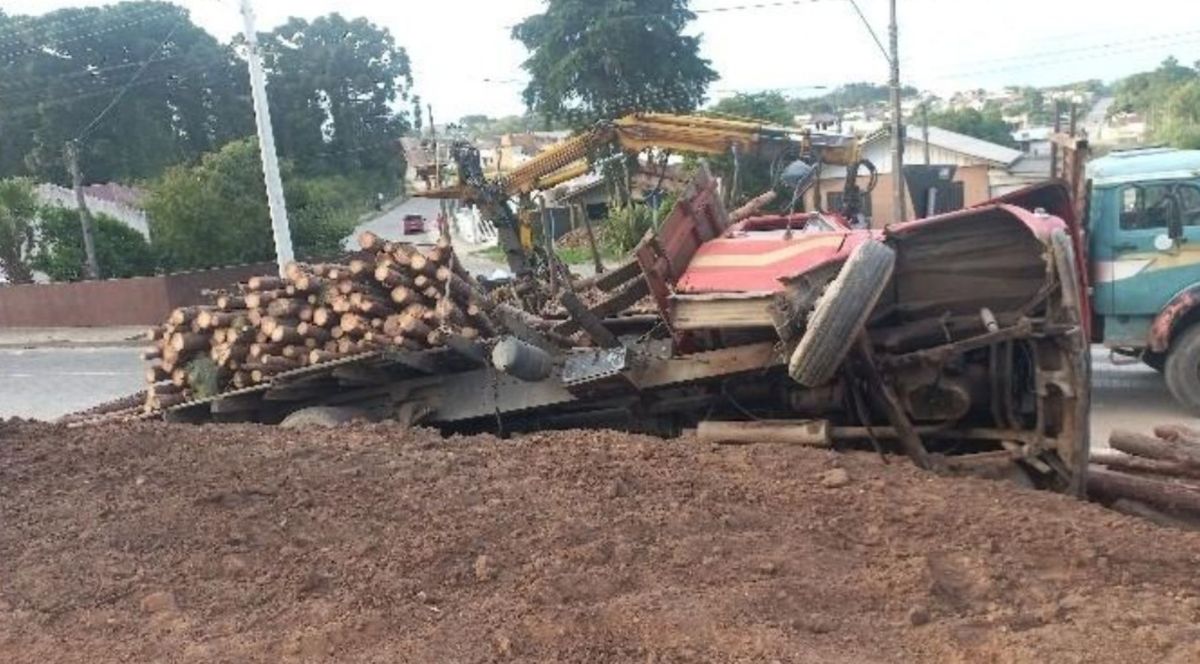 Caminhão fica sem freio e colide contra barranco em Itaiópolis