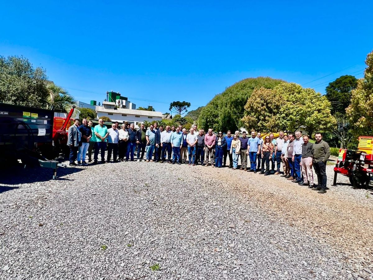 Governo do Estado entrega equipamentos agrícolas para 18 municípios do Alto Vale