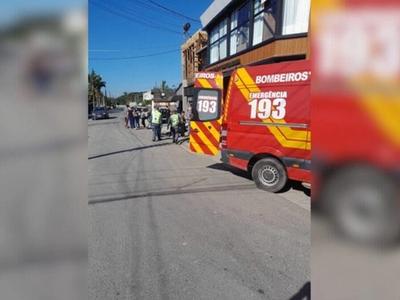 Batida entre carros termina com bebê e quatro pessoas atropeladas em calçada em SC
