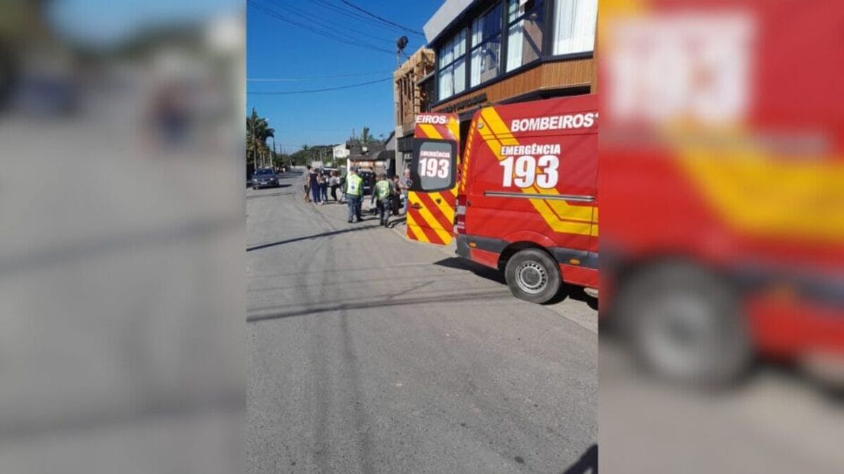 Batida entre carros termina com bebê e quatro pessoas atropeladas em calçada em SC
