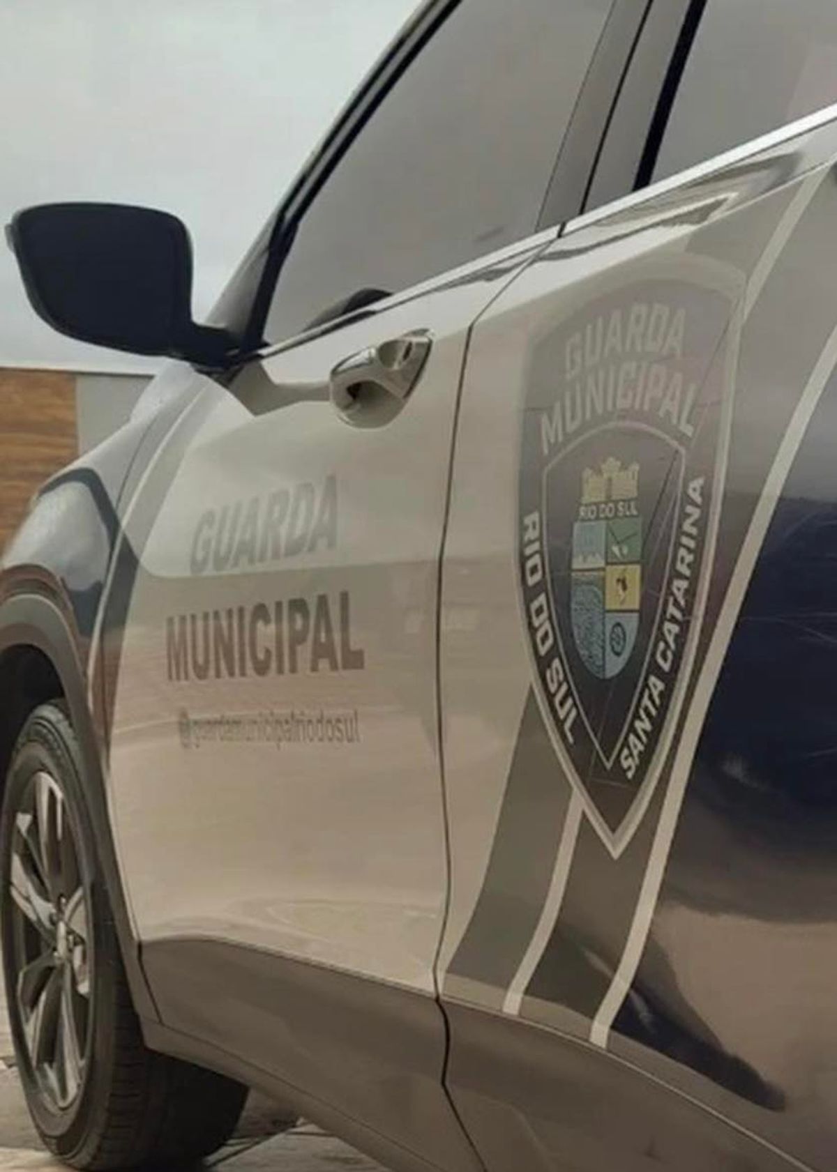 Homem é preso após agredir companheira e cometer injúria racial contra Guarda Municipal em Rio do Sul