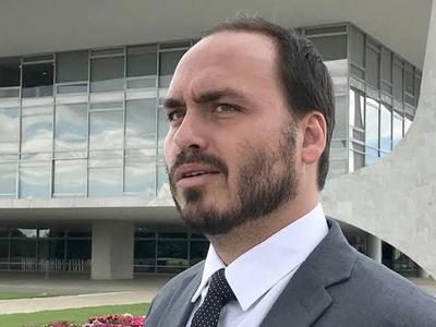 Carlos Bolsonaro confirma que procurou João Rodrigues, após encontro com o ex-presidente