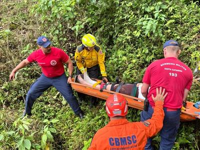 Arcanjo 03 é acionado após carro cair em ribanceira e mulher ficar em estado grave no Vale