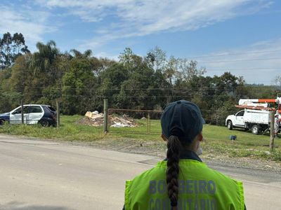 Carro colide em poste e mobiliza bombeiros e CELESC em Monte Castelo