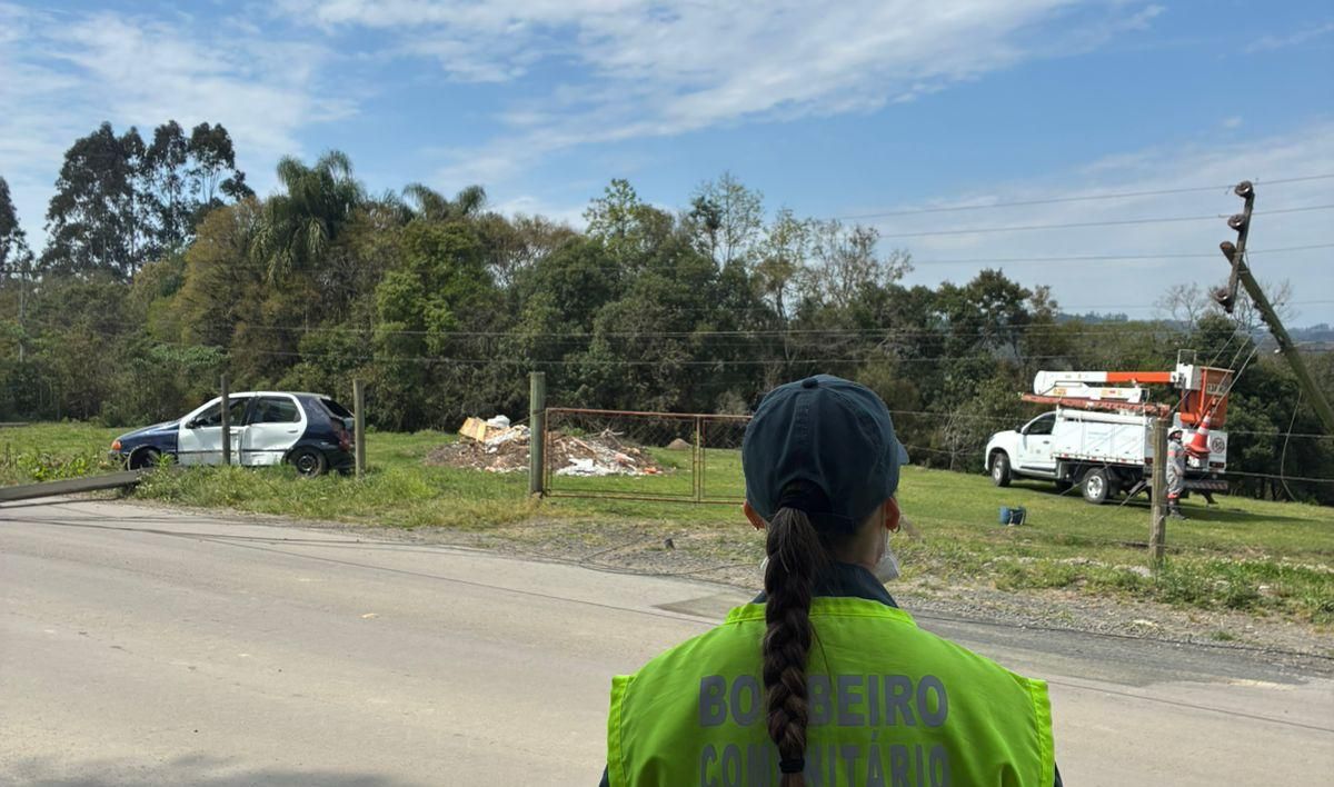 Carro colide em poste e mobiliza bombeiros e CELESC em Monte Castelo