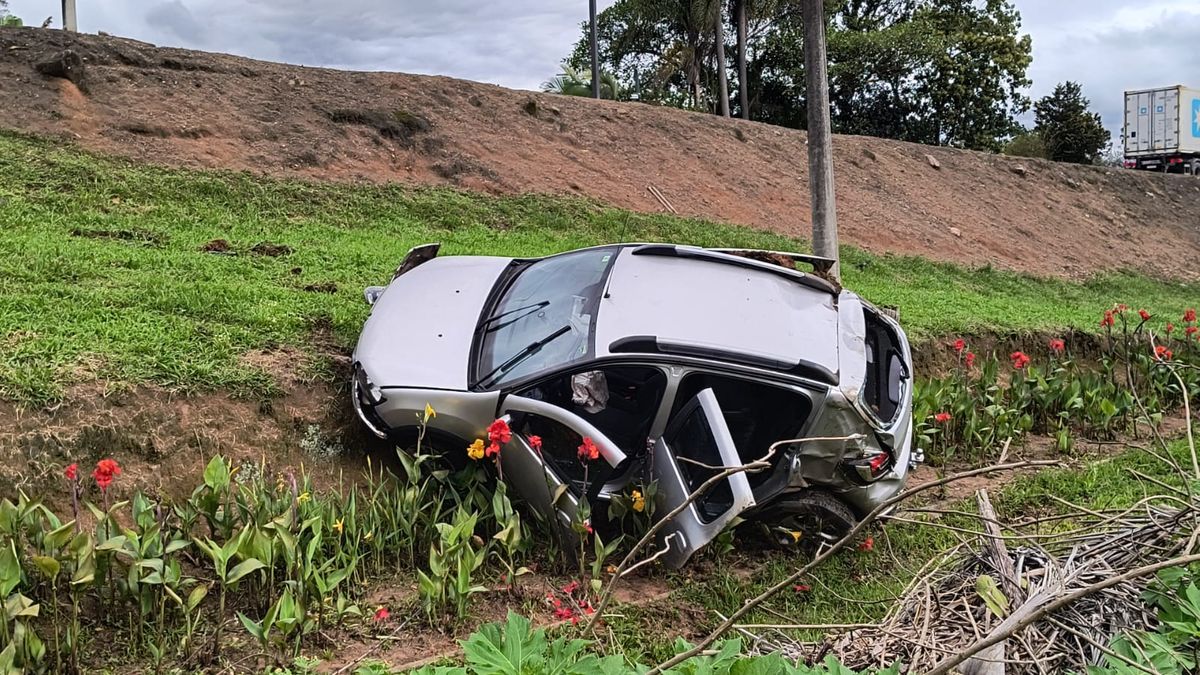 Colisão entre carro e caminhão deixa jovem ferida na BR-470, em Ibirama