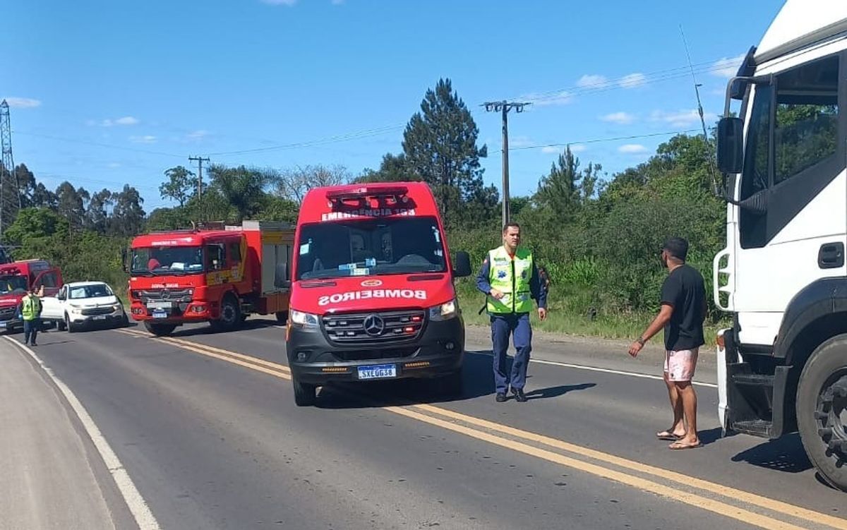 Colisão entre carro e caminhão deixa três pessoas feridas na BR-280 em Canoinhas