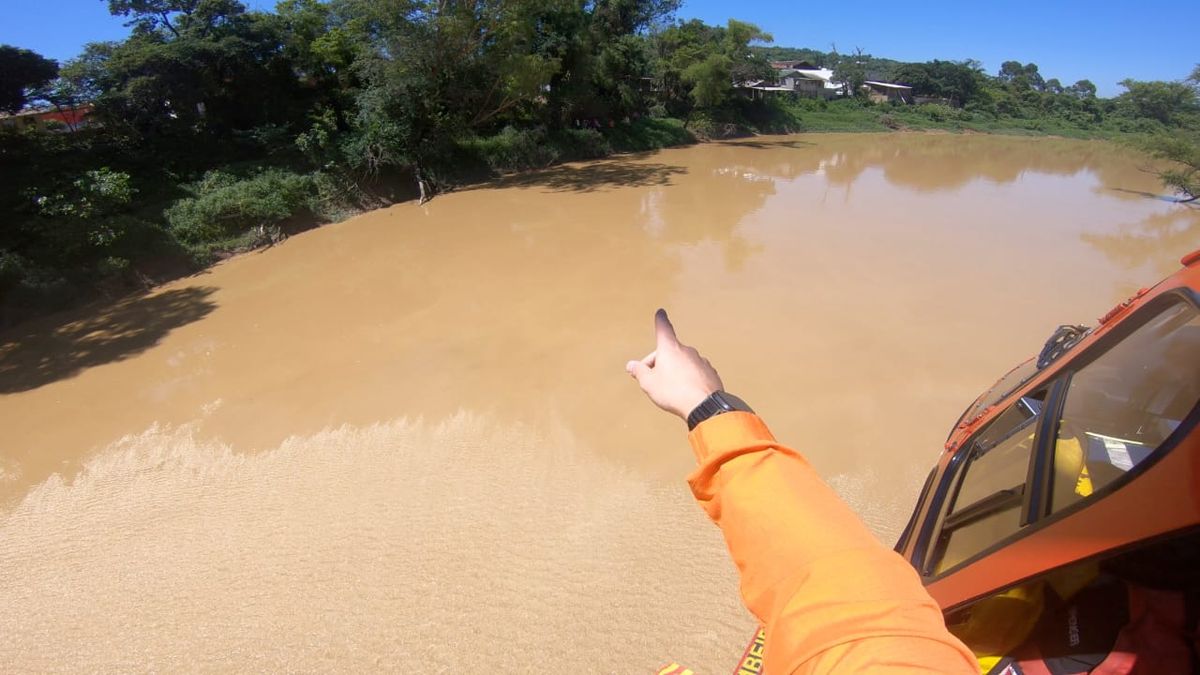 Mulher é resgatada após se jogar no Rio Itajaí do Oeste em Rio do Sul