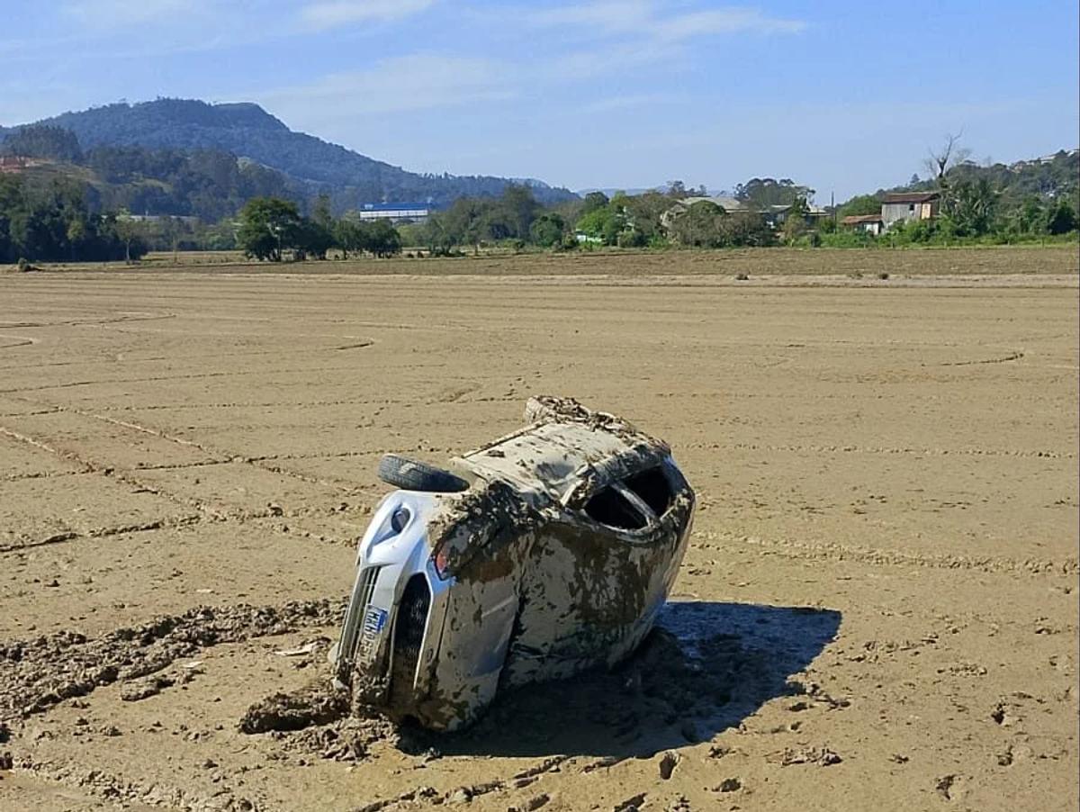 Carro sai da pista e cai em arrozeira, em Rio do Sul