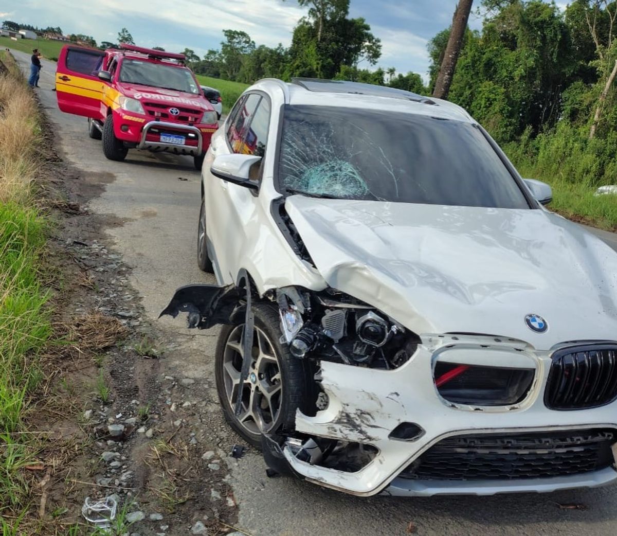 Colisão entre carro e motocicleta deixa jovem ferido na BR-280, em Mafra