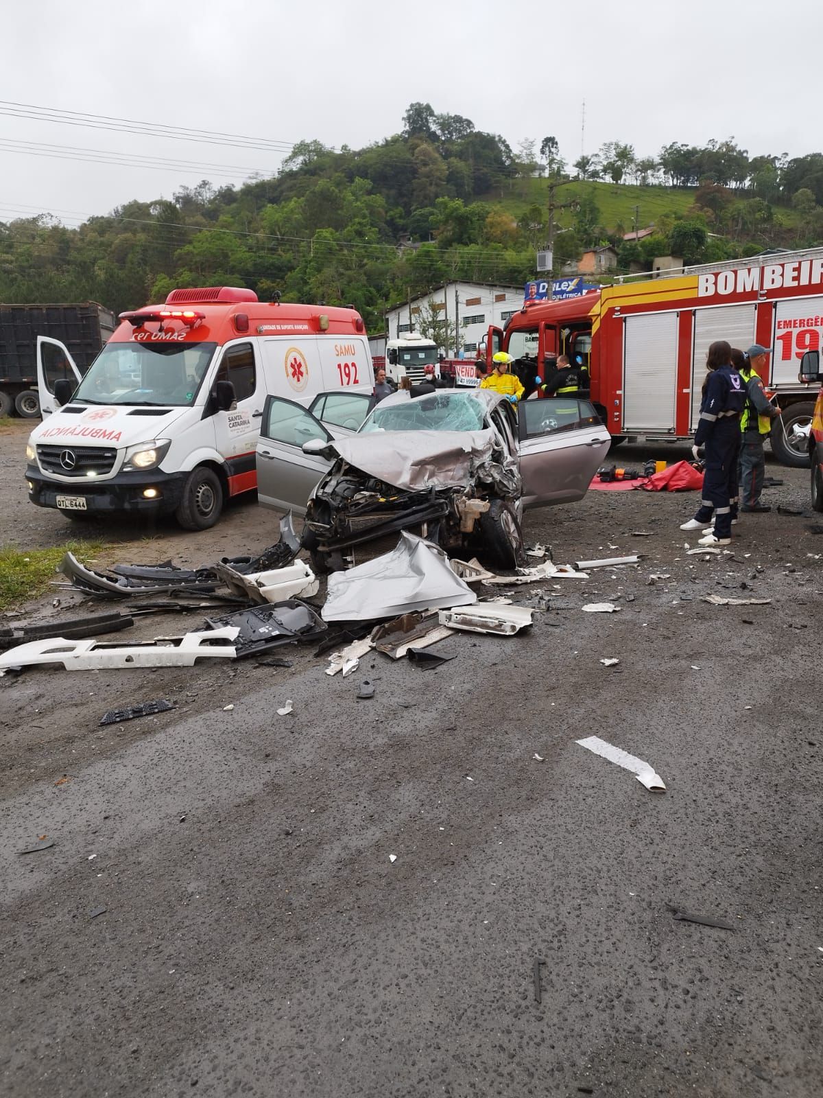 Motorista fica gravemente ferido em colisão entre carro e carreta na BR-470, em Rio do Sul
