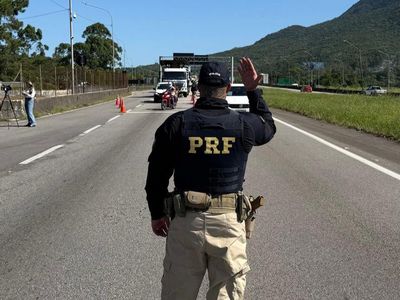 Fluxo nas BRs de Santa Catarina deve aumentar até 75% no Réveillon, aponta PRF
