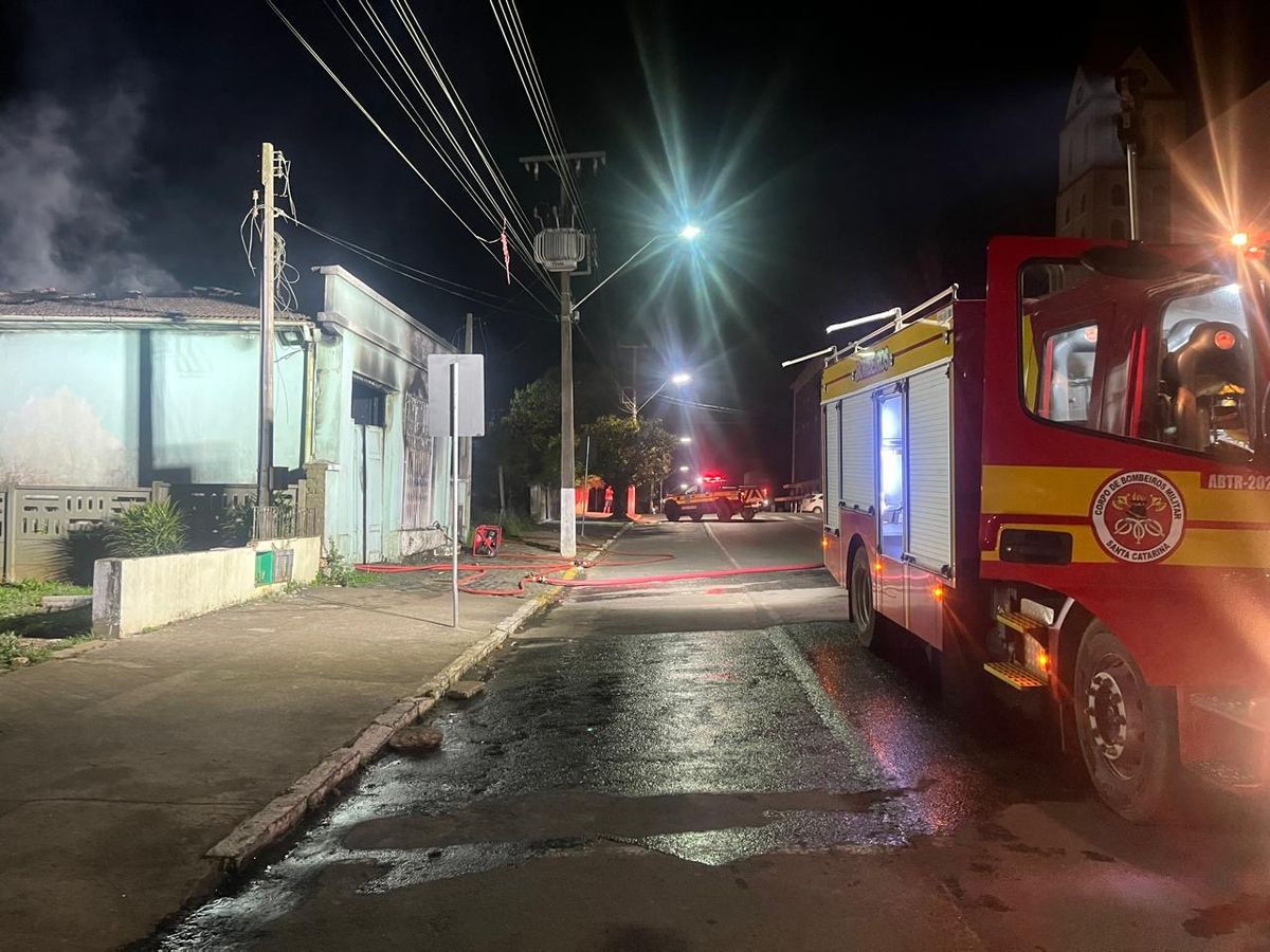 Incêndio destrói edificação no Centro de Canoinhas