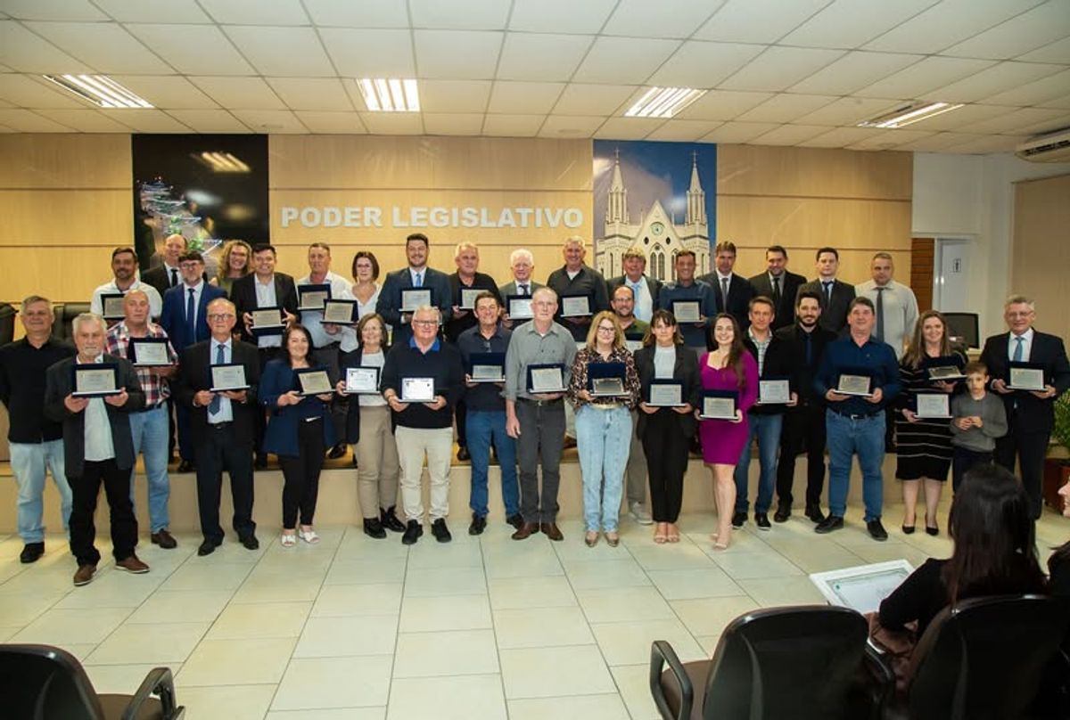 Sessão Solene da Câmara de Rio do Oeste homenageia ex-vereadores e ex-prefeitos
