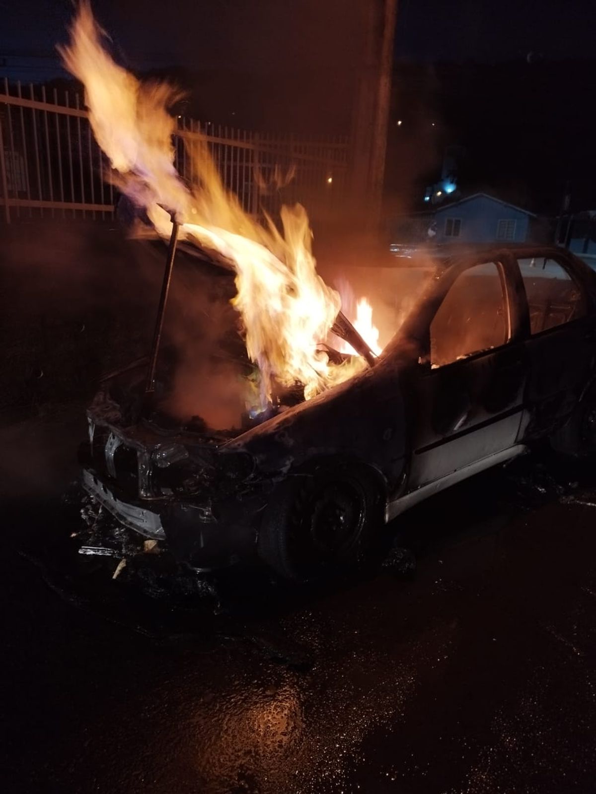Carro pega fogo durante a madrugada em Rio do Sul