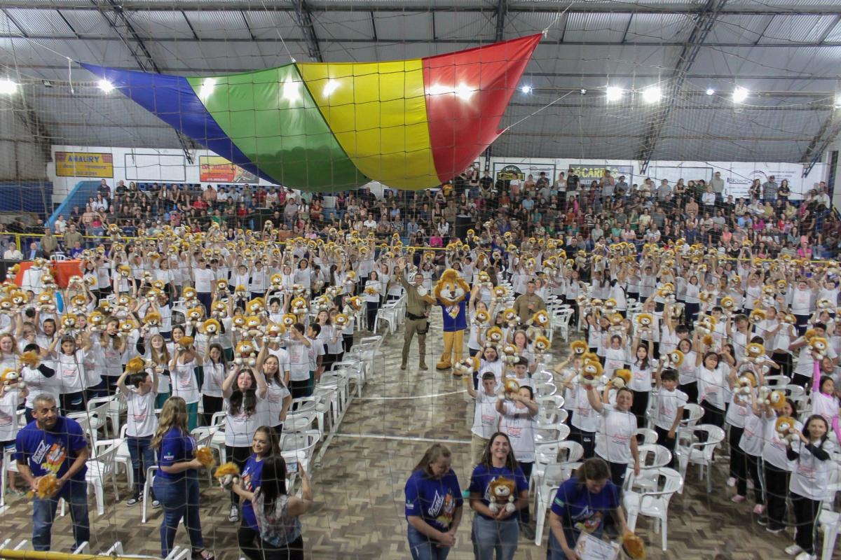 PROERD forma 327 alunos em Itaiópolis em noite de celebração e conscientização