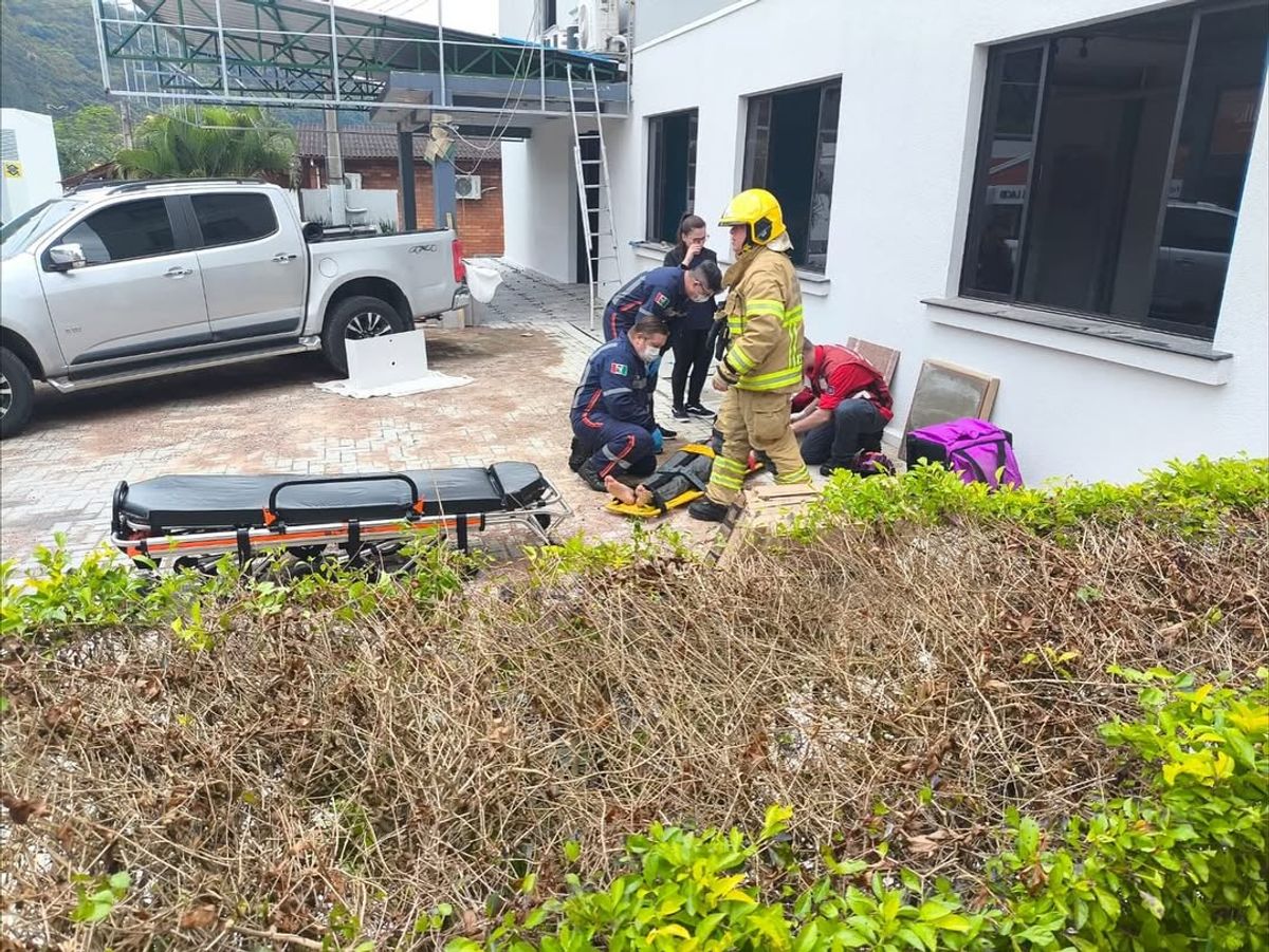 Motociclista fica ferido após colisão com carro em Ibirama