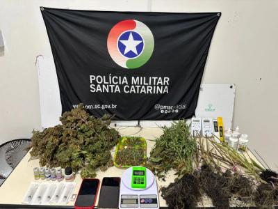 Homem é preso por violência doméstica e tráfico de drogas; sobrinho também é detido em operação da PM no Vale