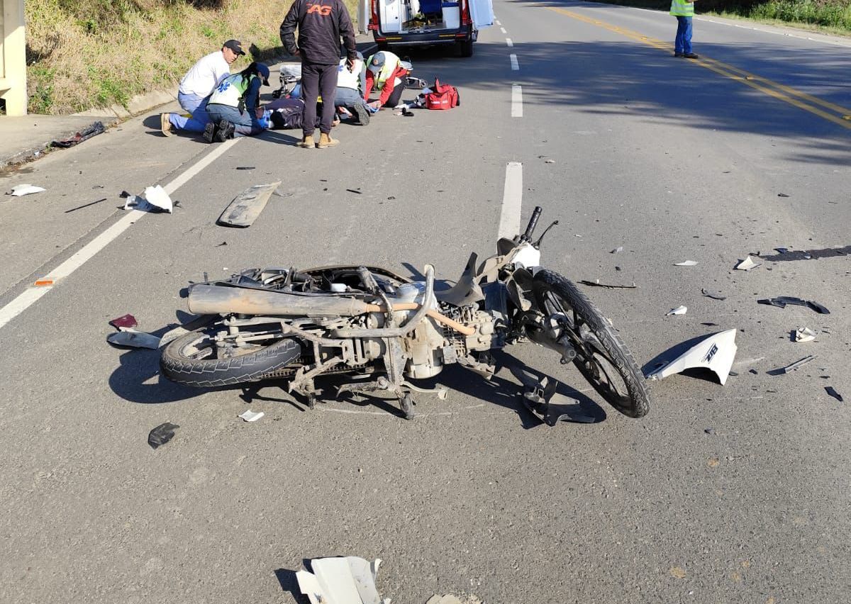 Colisão entre carro e moto deixa motociclista ferido na SC-112