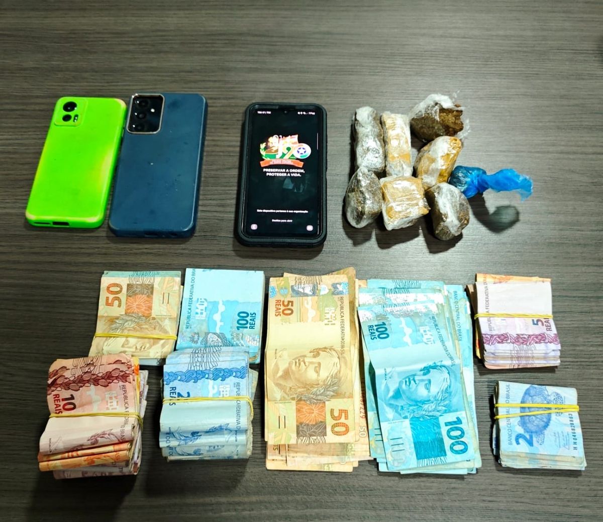 Polícia Militar desarticula ponto de tráfico em Leoberto Leal e apreende quase R$ 10 mil em dinheiro