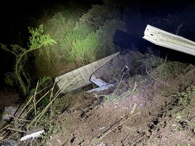 Caminhoneiro sobrevive após saída de pista e queda de 80 metros na BR-470