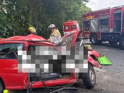 Grave acidente na BR-470 deixa motorista morto; criança é encaminhada ao hospital