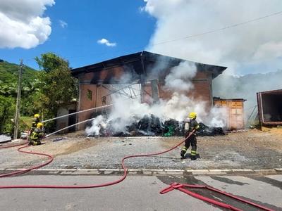 Incêndio em galpão têxtil mobiliza bombeiros por 11 horas no Vale do Itajaí