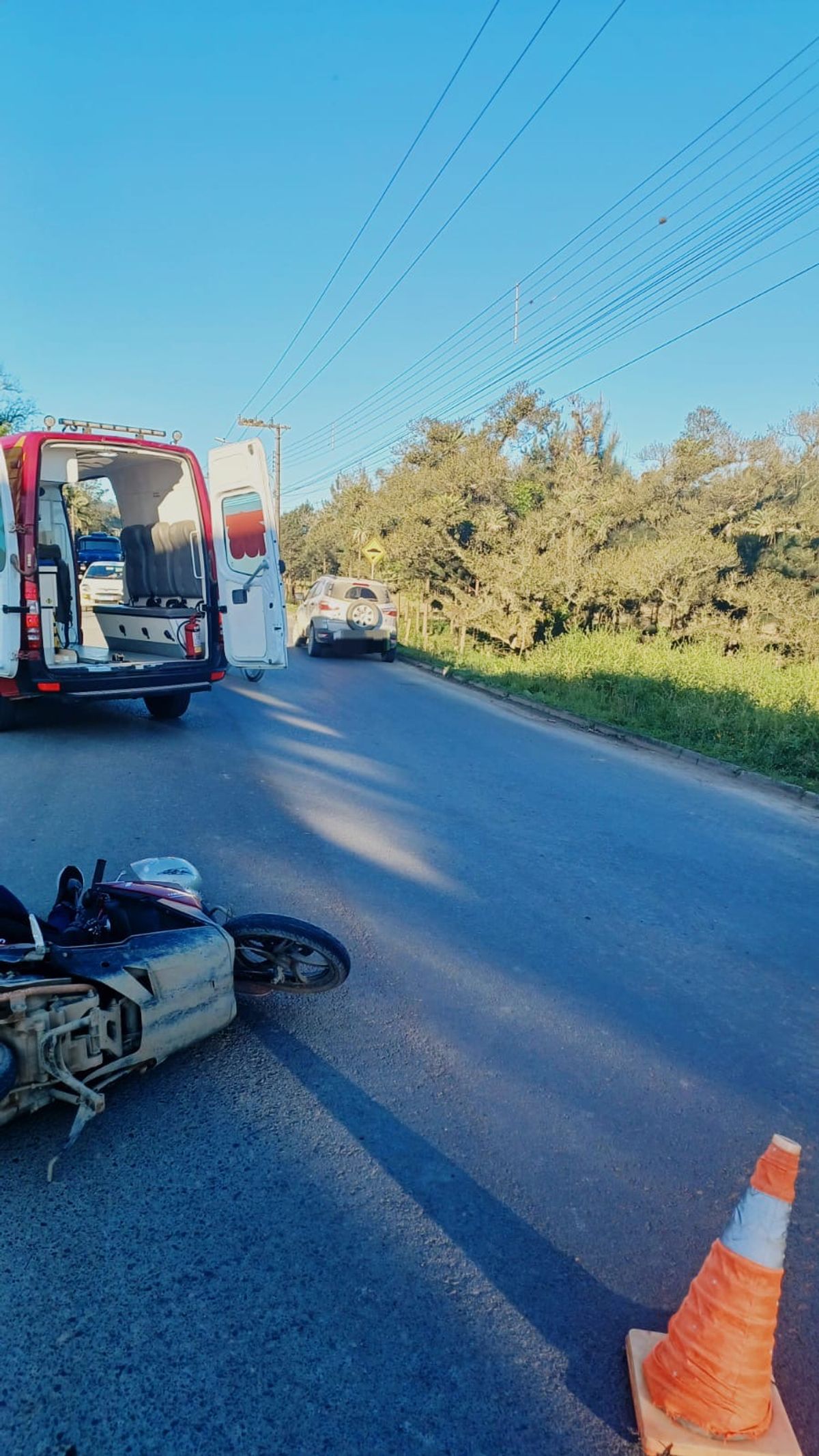 Mulher é levada ao hospital após acidente entre carro e moto em Taió