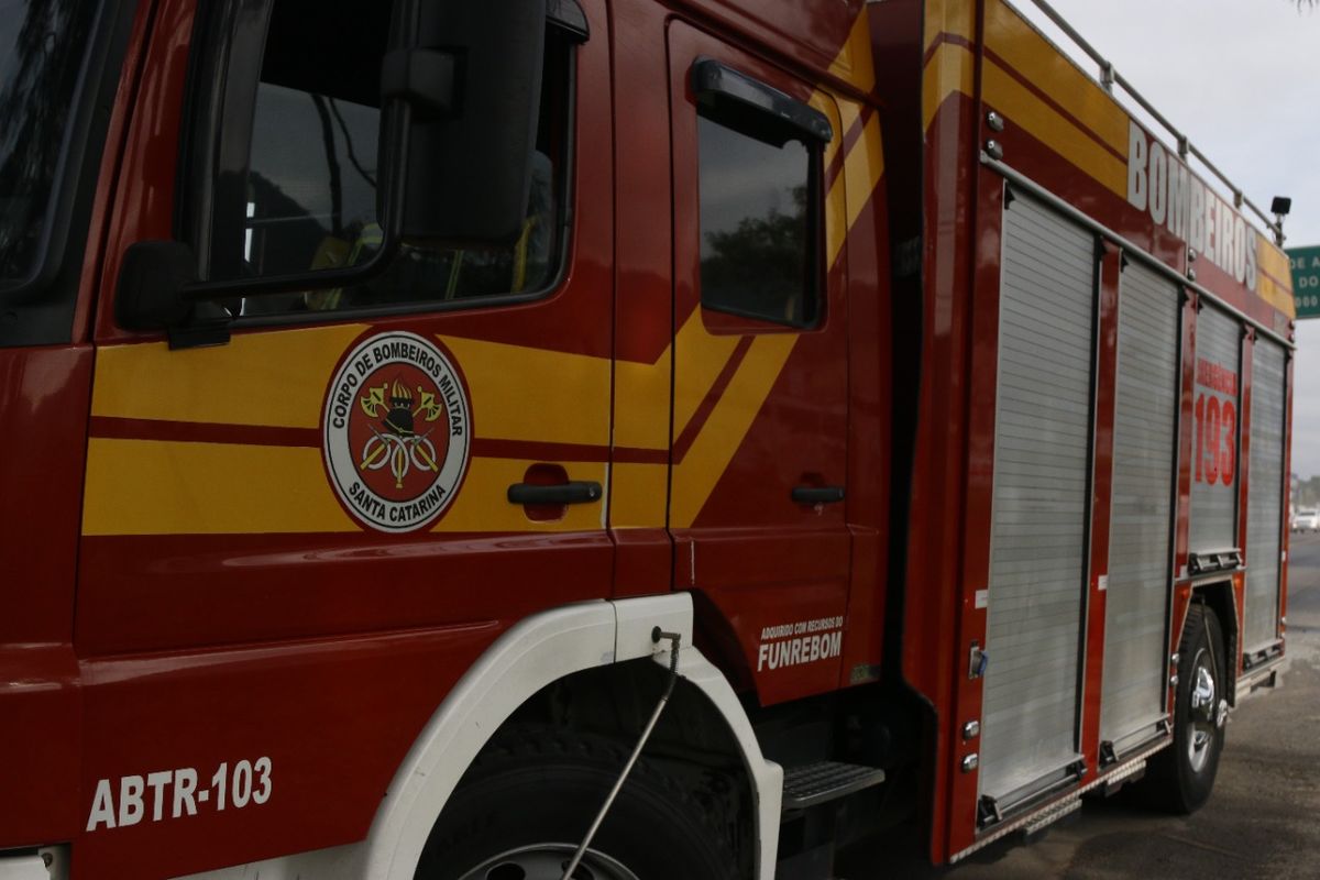 Caminhão Scania sai de pista e cai em ribanceira na BR-470