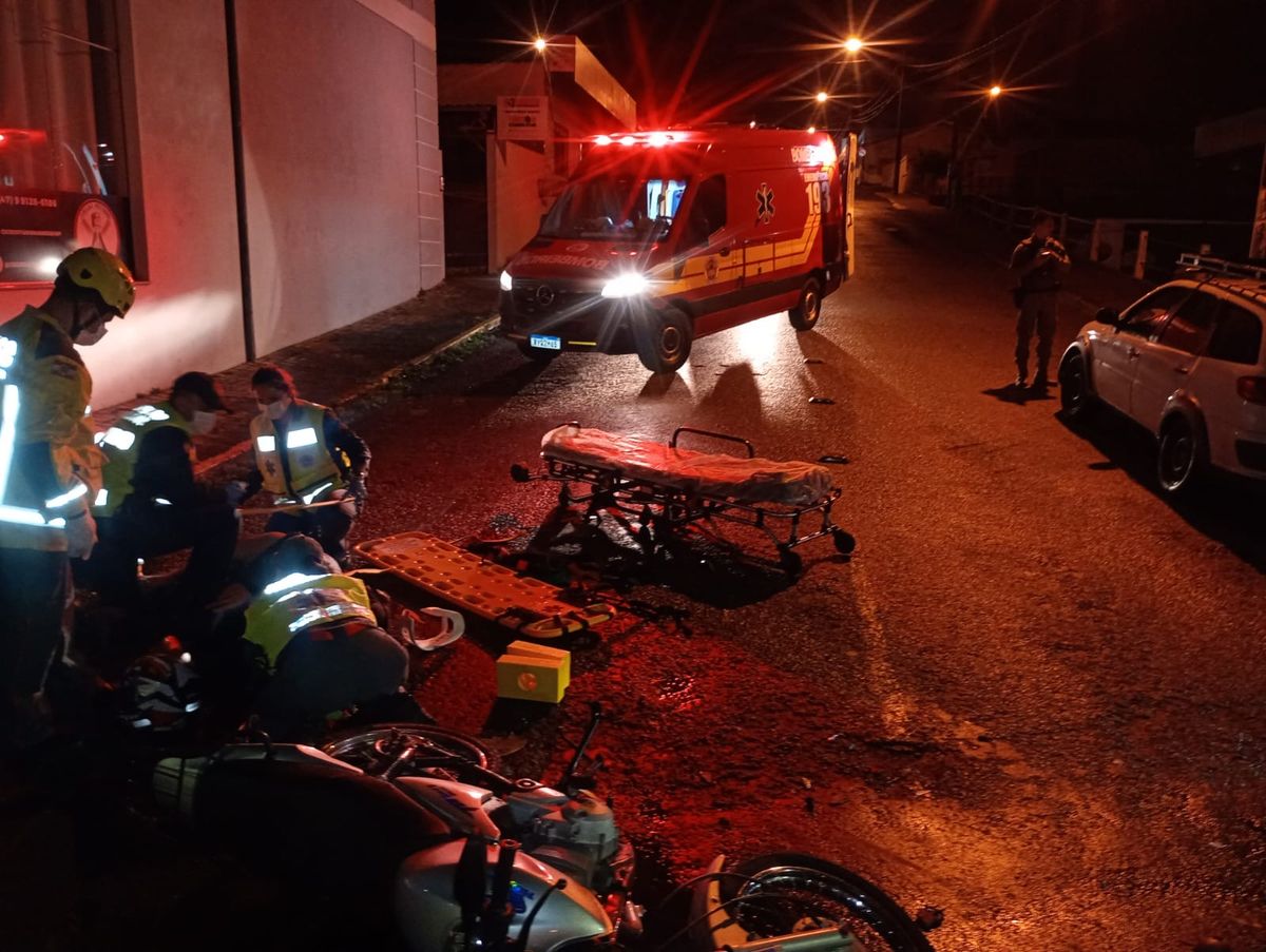 Jovem fica ferido em colisão entre carro e moto em Rio Negrinho