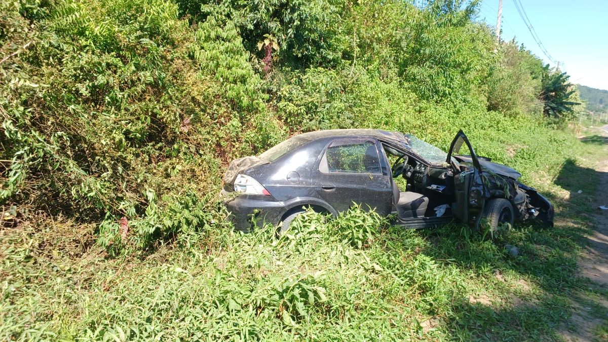 Capotamento deixa condutor ferido na SC-114, em Taió