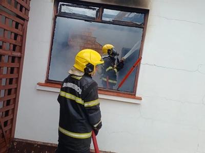Incêndio destrói quarto de residência e mobiliza bombeiros em Agrolândia