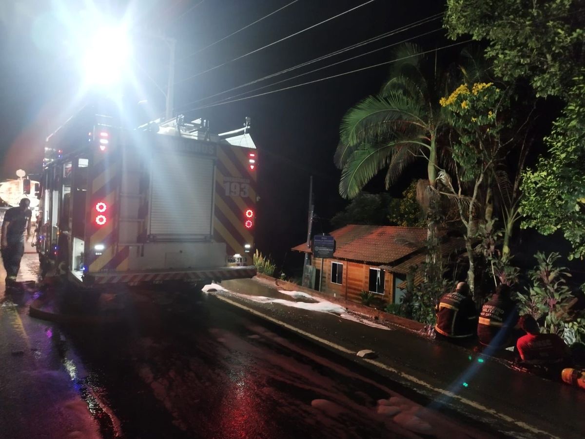 Incêndio destrói duas casas e mobiliza bombeiros durante a madrugada em Rio do Sul