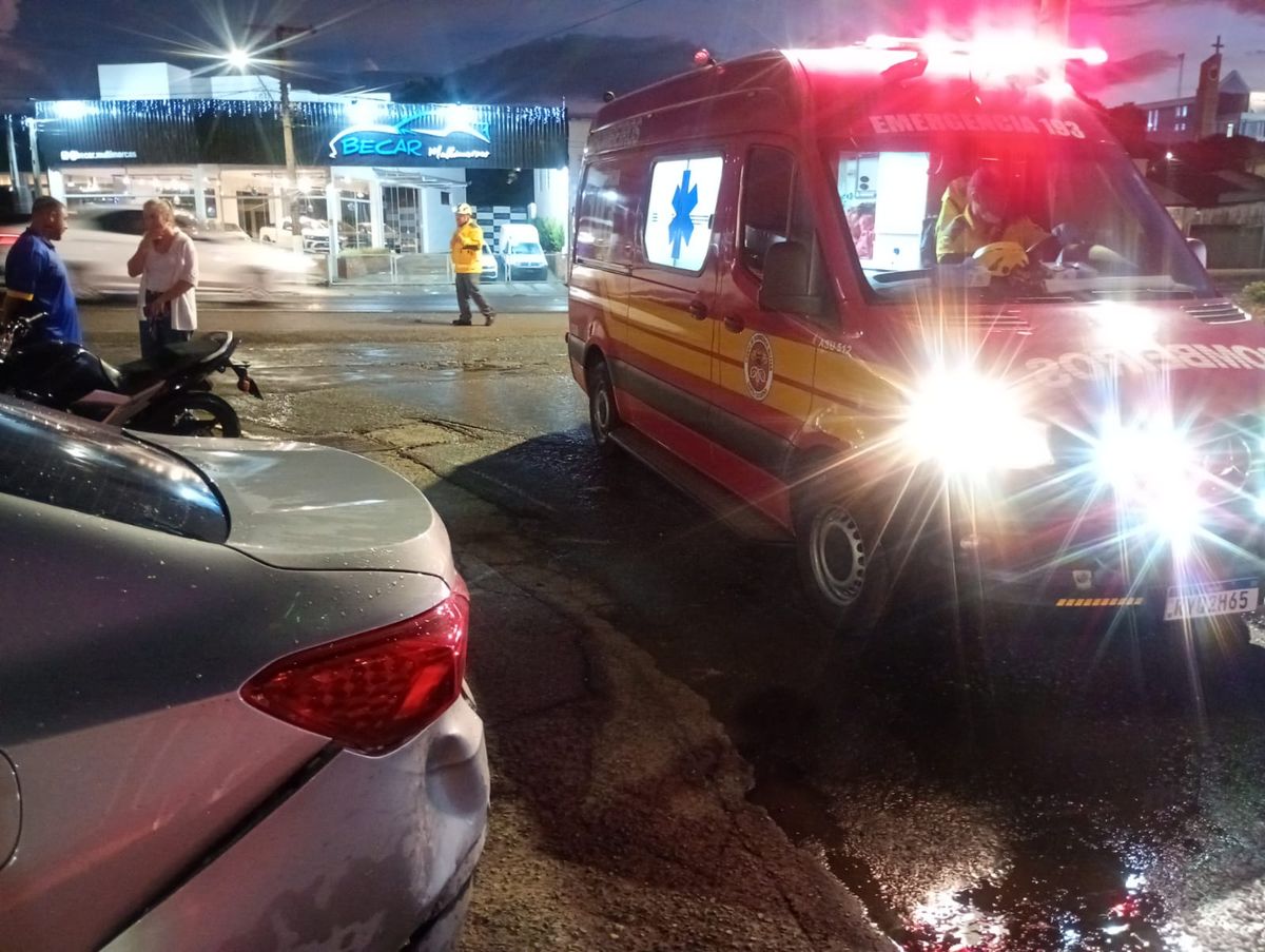Colisão entre carro e motocicleta mobiliza bombeiros na BR-280, em Rio Negrinho