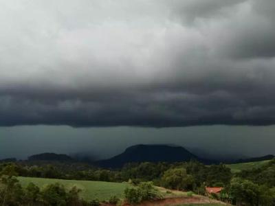 Frente fria deve causar temporais e rajadas de vento em SC