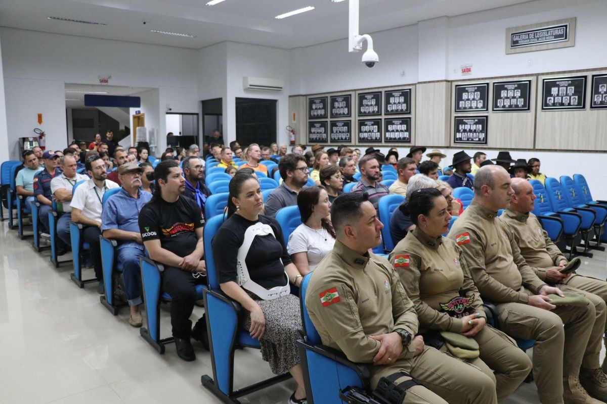 Plenário lotado marca sessão histórica que reconhece tradições como patrimônio cultural em Papanduva