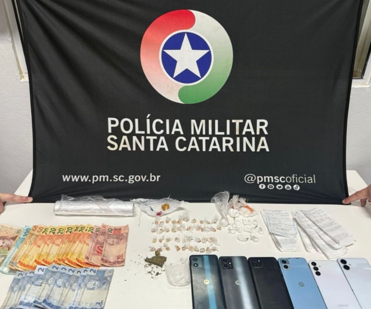 Polícia Militar desarticula ponto de tráfico e prende seis pessoas em Rio do Sul