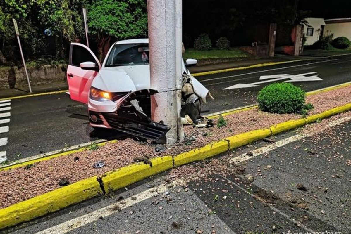 Motorista adormece ao volante e colide contra poste em Papanduva