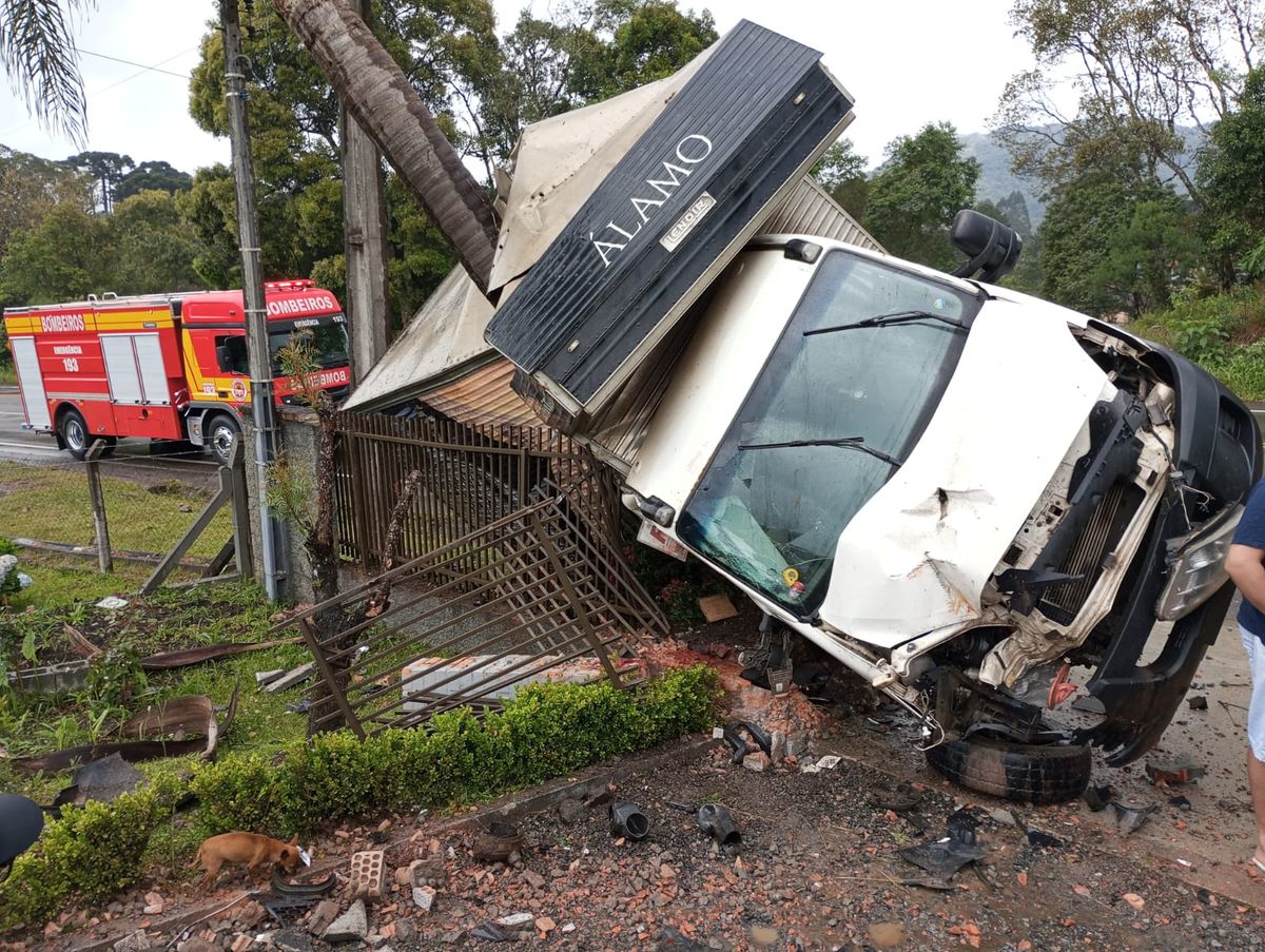 Passageiro morre após caminhão tombar no Planalto Norte