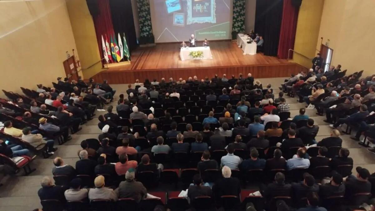 Assembleia da Associação dos Fumicultores do Brasil define manutenção de taxas