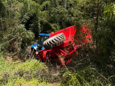 Homem fica ferido após tombamento de trator em Rio Negro (PR)