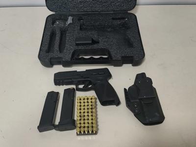 Professor é preso em SC após publicar vídeo manuseando arma em grupo com menores