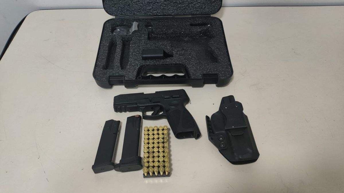 Professor é preso em SC após publicar vídeo manuseando arma em grupo com menores