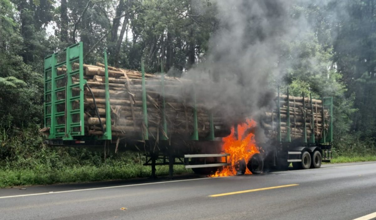 Incêndio atinge carreta carregada com madeira na BR-280, em Três Barras