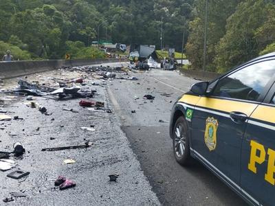 Motorista de Van salva 15 vidas em acidente na BR-376 em Guaratuba, sentido SC