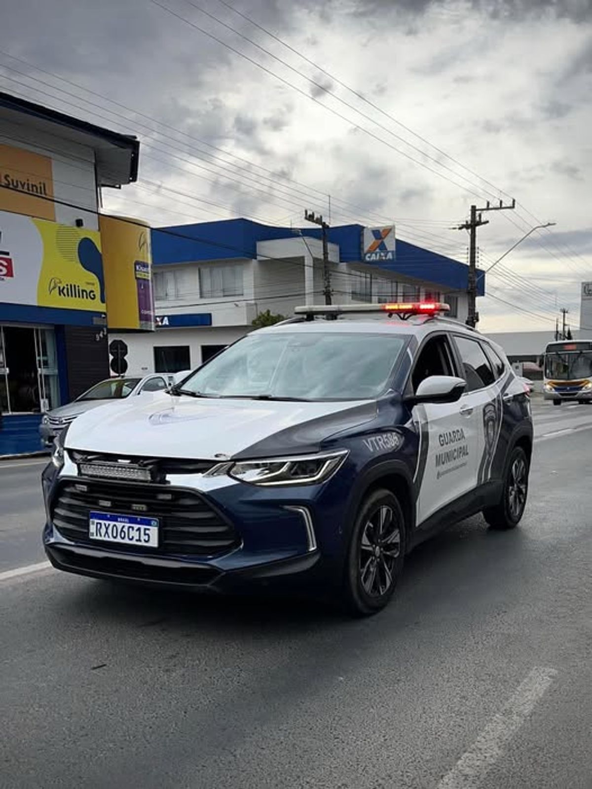 Homem é preso após furtar whisky em supermercado no centro de Rio do Sul