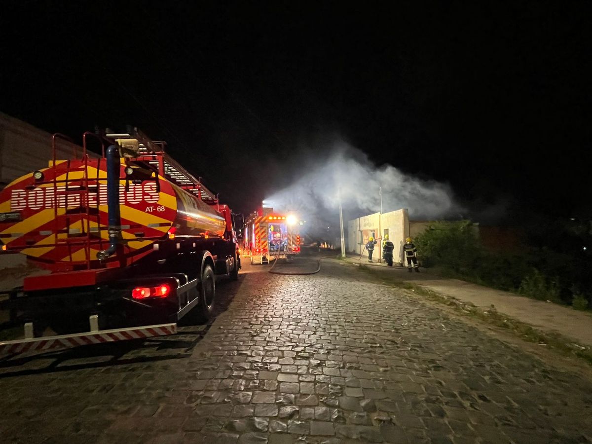 Bombeiros controlam princípio de incêndio em residência em Mafra