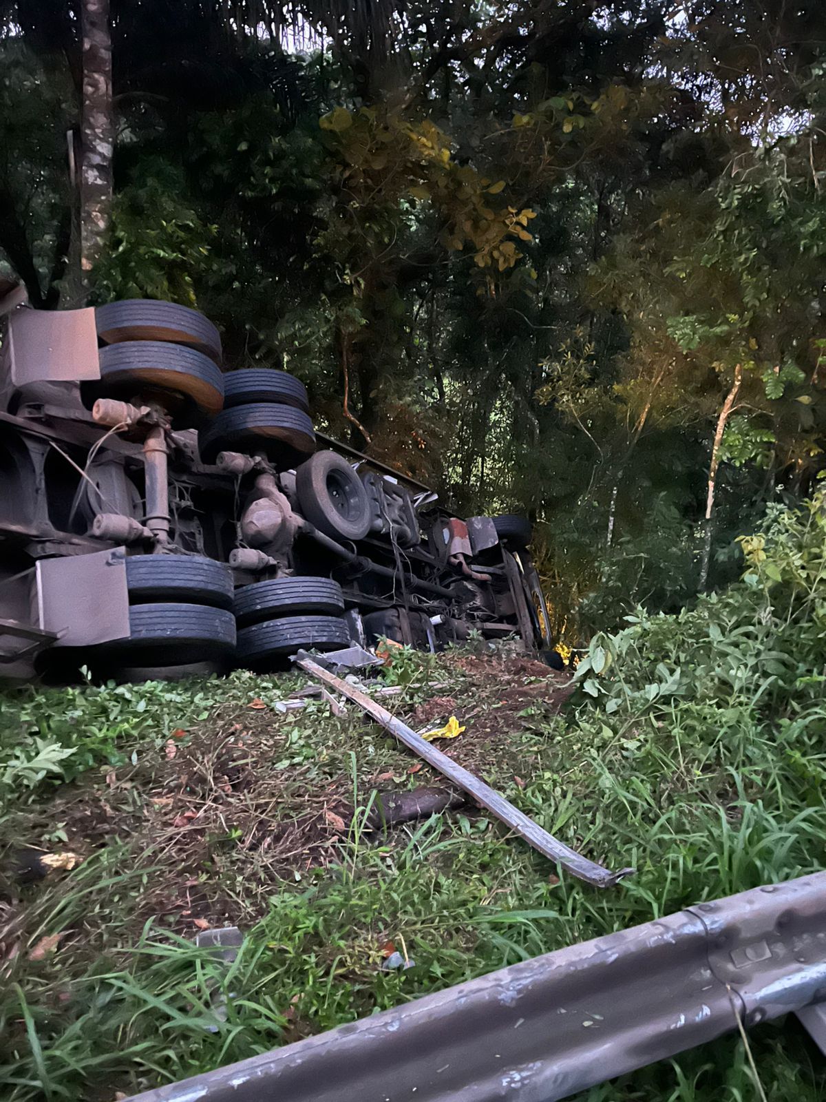 Condutor ficou preso às ferragens após tombamento de caminhão na BR-470, em Pouso Redondo