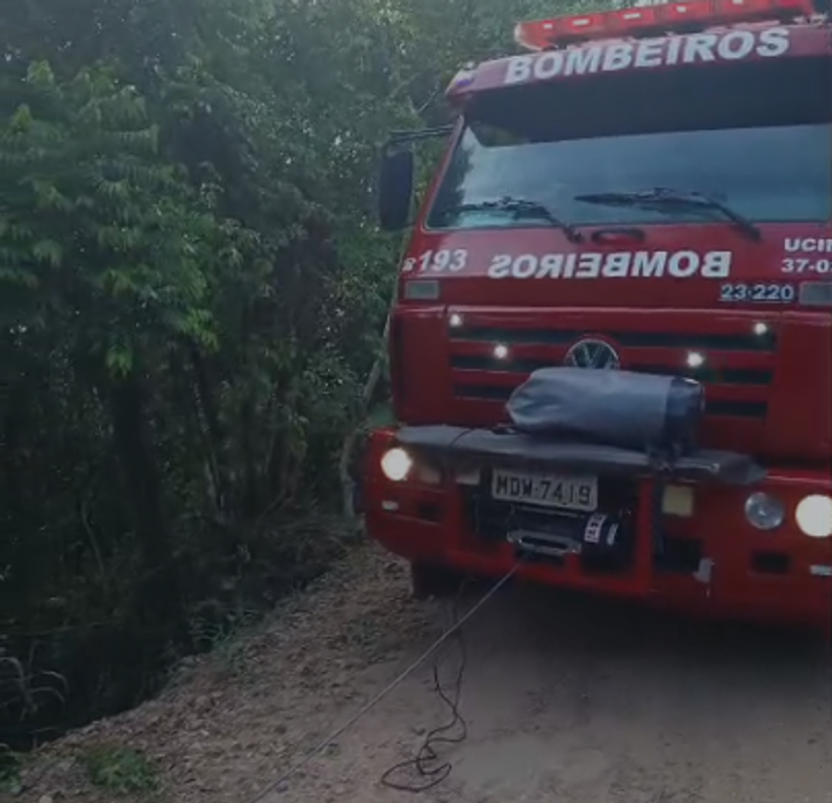 Bombeiros Voluntários de Presidente Getúlio atendem queda de ciclista em ribanceira