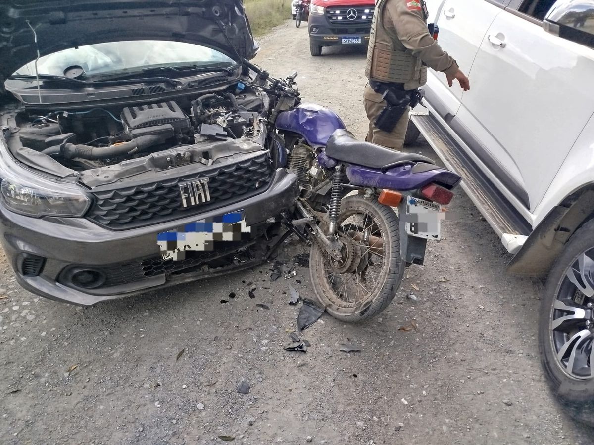 Jovem motociclista fica gravemente ferido após colisão com carro no Alto Vale